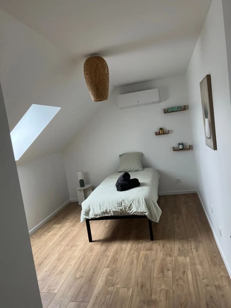 Pièce rénovée avec peinture claire et finitions nettes