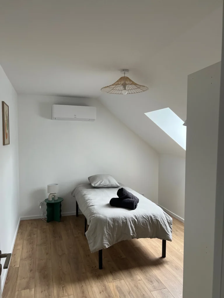 Rénovation d’une chambre avec peinture murale soignée