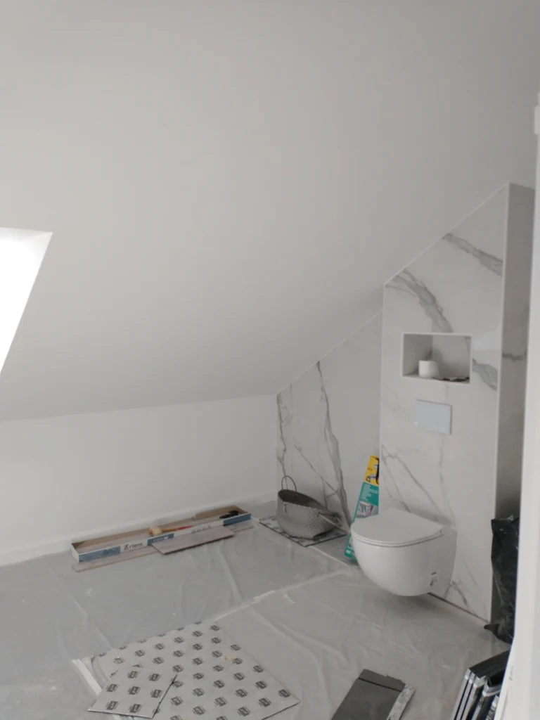 Artisan peintre à La Grande-Paroisse en cours de rénovation intérieure