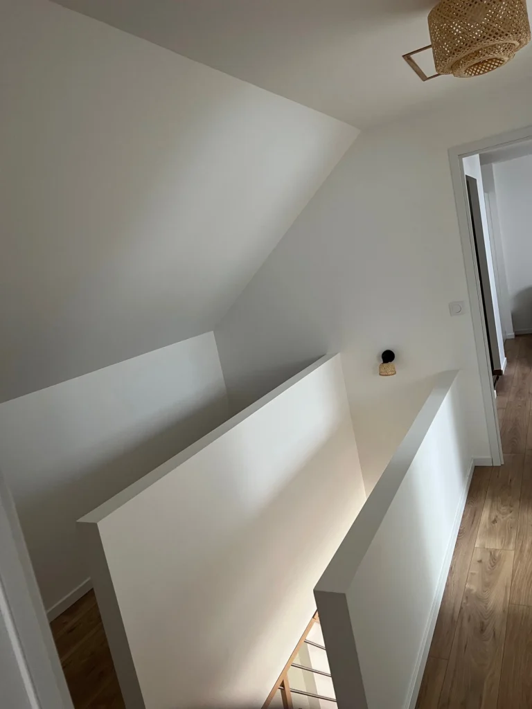 Travaux de peinture dans un couloir avant finition