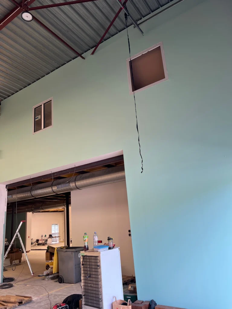 Rénovation de murs et plafond dans une pièce de vie