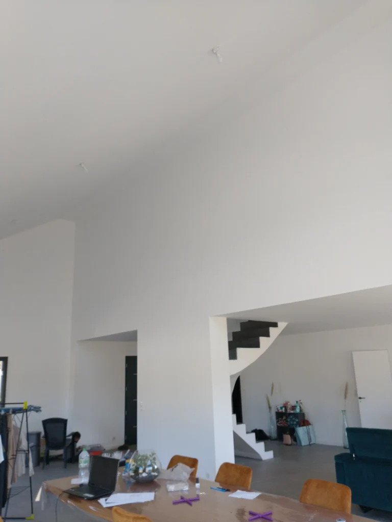 Finitions soignées sur mur après rénovation