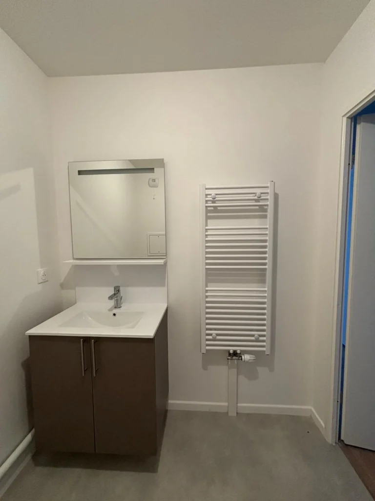 Peinture salle de bain avec murs remis au propre